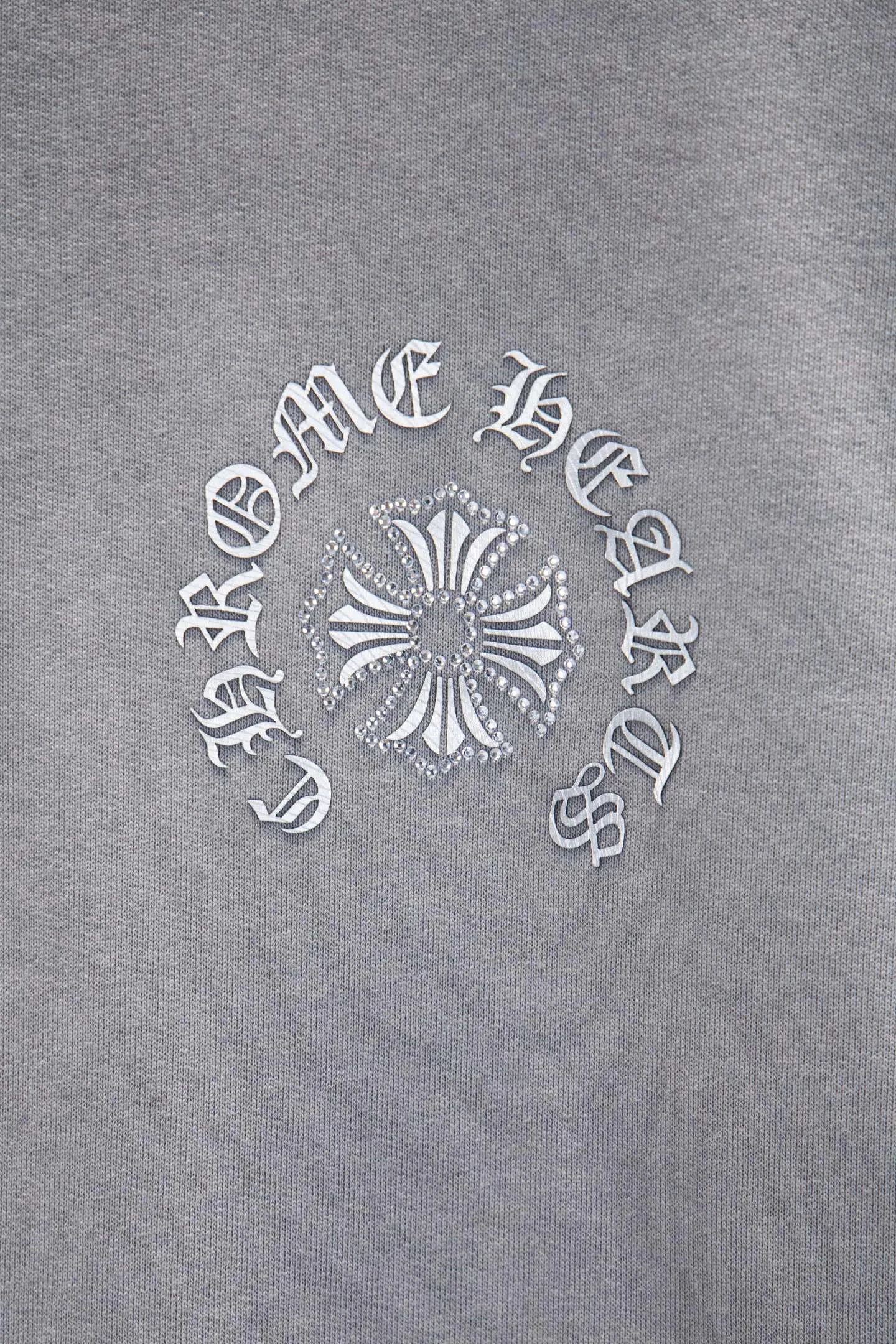 P290 🆕Chrome hearts new hot diamond silicone stir-fried color sweatshirt. The os version is really charming. The Chrome family is really unique. Every new season has the best version. It is very practical and can be worn casually. Nice✔️ - ⚠️100% cotton. Made of custom-dyed terry cotton sweatshirt surface, 420g double-ply double yarn, comfortable to the touch. Made from imported knitting needle carded cotton, the thickness is moderate, drapey and contoured, making the upper body comfortable! ! It is very tolerant to fat body types and can instantly lose five pounds after wearing it!  Specially ordered many Austrian hot diamonds, which have the bling bling effect of natural crystals under the light, with multi-faceted reflective points, and the production cost is extremely high. The laser molding includes a computer engraving machine and a laser machine, which are accurate in units of particles. Finally, it is hot and set at high temperature. After the hot ironing, the firmness needs to be tested repeatedly on the hot stamping. It can show colorful reflections under the light. The body of the garment is treated with reverse-bottomed silicone, hot-drilled and frayed elements, which greatly increases the interest of the garment and creates a unique visual effect.  Hem Loose closing Double-layer fabric Good closing effect Exquisite seaming Color: Washed black Reverse stir-fried gray Size: S-M-L-XL